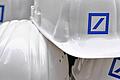 Baustellen-Helme der Deutschen Bank       -  Massiver Umbau: Die Deutsche Bank steht vor einer grundlegenden Reorganisation.