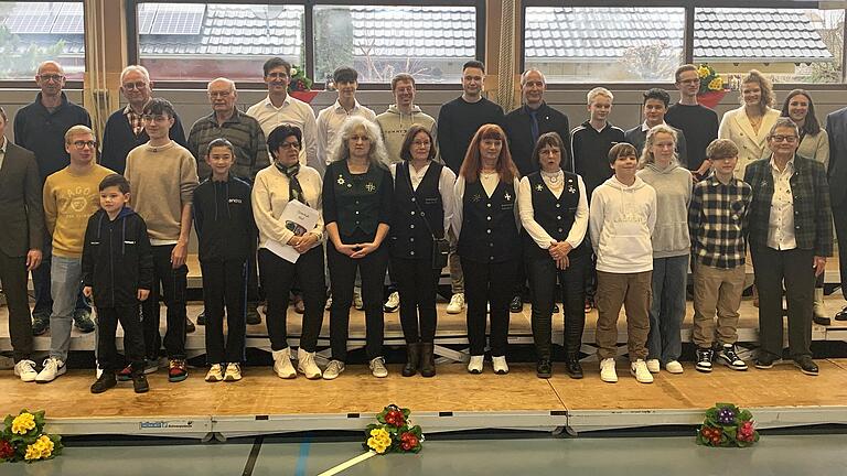 Viele Ehrungen für verdiente Bürgerinnen und Bürger sowie erfolgreiche Sportler und Sportlerinnen konnte Bürgermeister Volker Faulhaber (rechts außen) und sein Stellvertreter Michael Englert (links außen) beim Neujahrsempfang vornehmen. Viele Ehrungen für verdiente Bürgerinnen und Bürger sowie erfolgreiche Sportler und Sportlerinnen konnte Bürgermeister Volker Faulhaber (rechts außen) und sein Stellvertreter Michael Englert (links außen) beim Neujahrsempfang vornehmen.