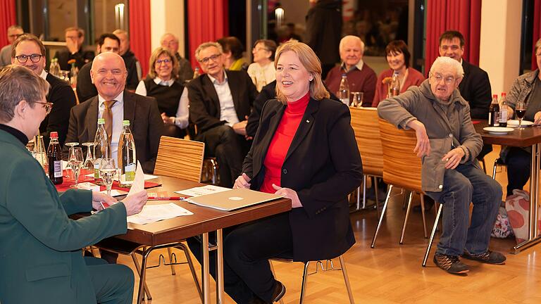 Ein Termin nicht nur für Parteigenossen: Beim Neujahrsempfang des SPD-Unterbezirks nutzte auch CSU-Landrat Thomas Habermann die Gelegenheit, um die Bundestagspräsidentin Bärbel Bas zu hören. Ein Termin nicht nur für Parteigenossen: Beim Neujahrsempfang des SPD-Unterbezirks nutzte auch CSU-Landrat Thomas Habermann die Gelegenheit, um die Bundestagspräsidentin Bärbel Bas zu hören.