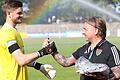 Eine von zahlreichen Verabschiedungen 2023: Torhüter Bennet Schmidt (links) verließ den FC 05 Schweinfurt (rechts Präsident Markus Wolf) und könnte nun mit dem SV Meppen Relegationsgegner der Würzburger Kickers werden.