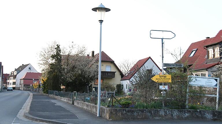 Hier an der Einfahrt zur Dimbacher Straße soll künftig der Bus in Gerlachshausen halten.