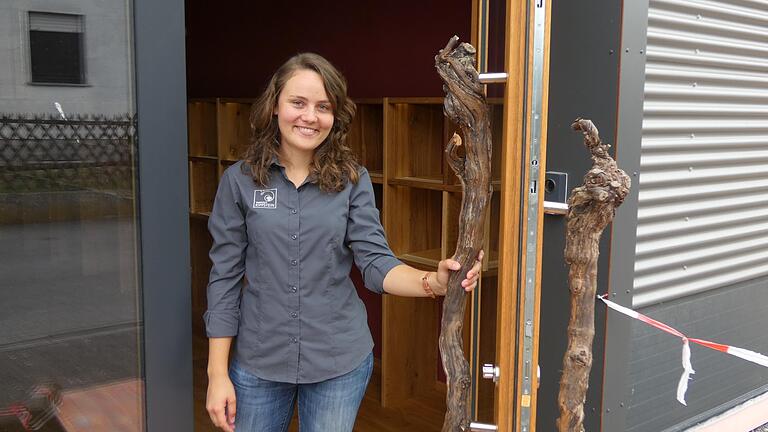 Nadine Rippstein ist stolz auf die Türgriffe der neu erbauten Vinothek, die aus echten Rebstöcken bestehen und dem Verkaufsraum eine ganz besondere Atmosphäre verleihen. Nadine Rippstein ist stolz auf die Türgriffe der neu erbauten Vinothek, die aus echten Rebstöcken bestehen und dem Verkaufsraum eine ganz besondere Atmosphäre verleihen.