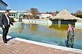 Der Naturheilwassersee an der Frankentherme Bad Königshofen wird befüllt. Rund vier Wochen dauert es, bis die nötige Wassermenge eingelaufen ist. Dabei handelt es sich um das reine Mineralheilwasser der Regiusquelle. Kurdirektor Werner Angermüller (links) im Gespräch mit Bademeister Volker Starsetzki.