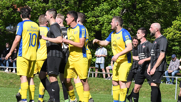 Rhöner Ballgeflüster       -  Ein Spielerauflauf ist noch lange keine Rudelbildung. So gesehen beim Kreisliga-Spiel des FC Reichenbach (dunkle Trikots) gegen die DJK Salz/Mühlbach.