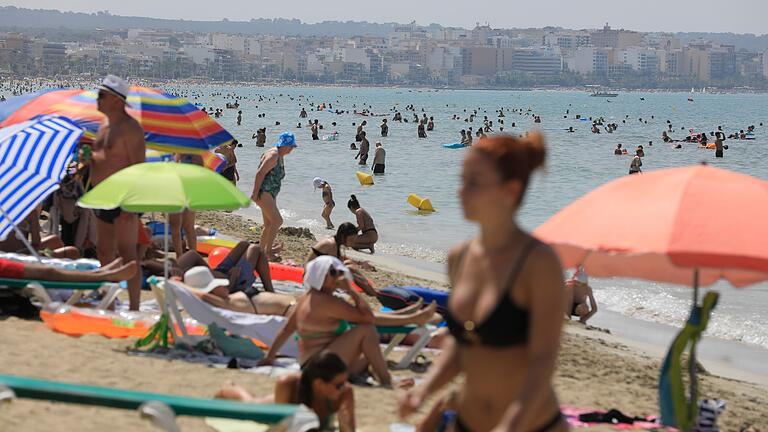 Tourismus auf Mallorca       -  Volle Strände, volle Bars, volle Kassen. Aber manchen Spaniern wird es etwas zuviel mit dem Tourismus. Auf Mallorca wollen sie am Sonntag wieder demonstrieren.