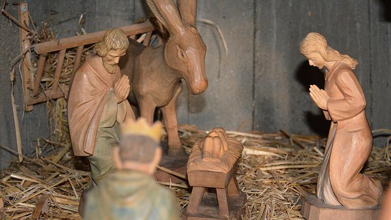 Nur noch der Esel ist in der Krippendarstellung in der Kirche von Brendlorenzen bei der Heiligen Familie. Der Ochse wurde von einer unbekannten Person entwendet.