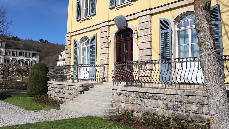 Das Haus Widder im Staatsbad Bad Brückenau ist ab sofort wieder für Übernachtungsgäste geöffnet. Die Pächterfamilie Dhihdsa/Cramer bietet neben indischem Essen im Haus Löwe auch Zimmer an. - Das Haus Widder im Staatsbad Bad Brückenau ist ab sofort wieder für Übernachtungsgäste geöffnet. Die Pächterfamilie Dhihdsa/Cramer bietet neben indischem Essen im Haus Löwe auch Zimmer an. Das Haus Widder im Staatsbad Bad Brückenau ist ab sofort wieder für Übernachtungsgäste geöffnet. Die Pächterfamilie Dhihdsa/Cramer bietet neben indischem Essen im Haus Löwe auch Zimmer an. - Das Haus Widder im Staatsbad Bad Brückenau ist ab sofort wieder für Übernachtungsgäste geöffnet. Die Pächterfamilie Dhihdsa/Cramer bietet neben indischem Essen im Haus Löwe auch Zimmer an.