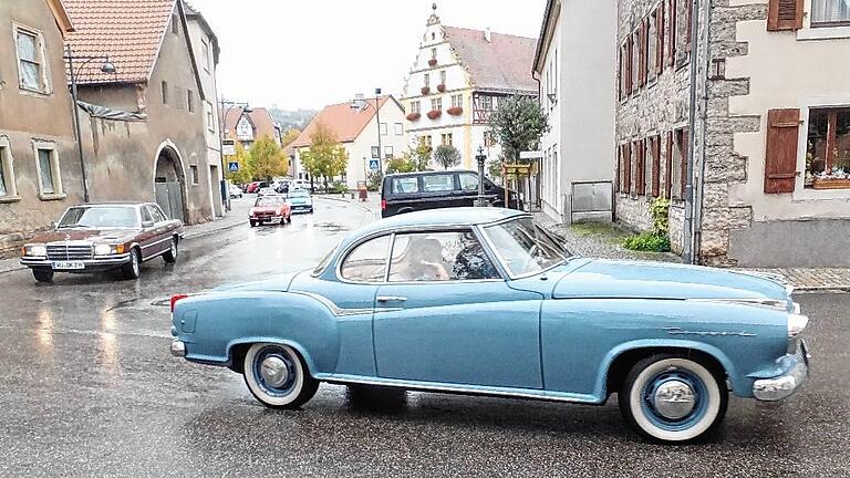 Oldtimer &ndash; hier angeführt von einem Borgward &ndash; rollen während des Kreisheimattags durch Obernbreit.