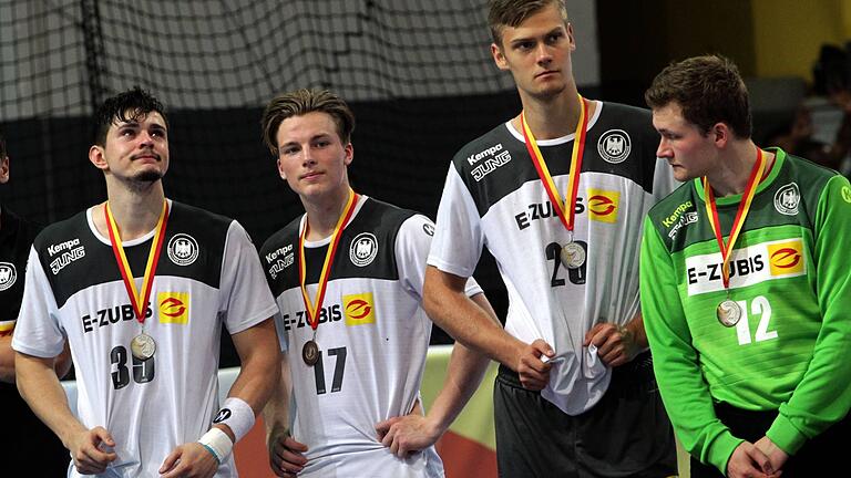 Handballer Nils Lichtlein (Zweiter von links) gewann mit den deutschen U-19-Junioren (von links Yassine Meddeb, Julius Meyer-Siebert und Lukas Diedrich) bei der WM in Nordmazedonien 2019 Silber.