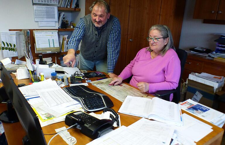 Im Führerstand: Roland und Ute Danzberger in ihrem Büro. Die letzten Reisen werden organisiert.