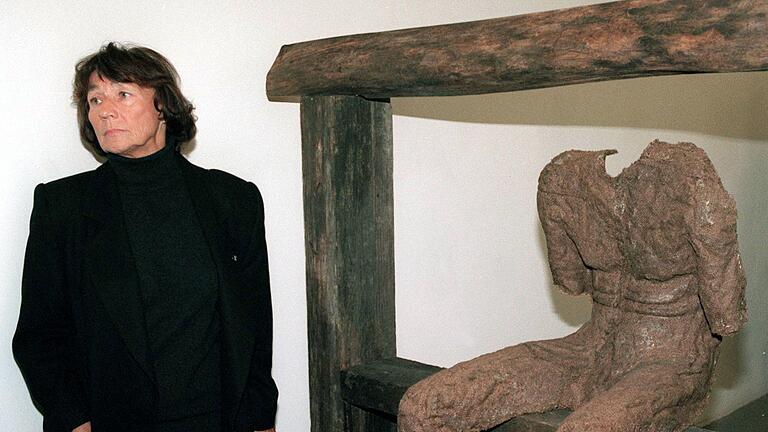 Magdalena Abakanowicz.jpg       -  Die polnische Textilkünstlerin und Bildhauerin Magdalena Abakanowicz (undatiertes Archivbild) begeht am 20. Juni 2005 ihren 75. Geburtstag. Seit den 60-er Jahren beziehen sich ihre Arbeiten auf den Körper. In ihren Skulpturen und Textilplastiken werden Ton, Scherben, Steine und Gewebe zu einer neuen Einheit vermischt. Foto: Rybczynski (Zu dpa Korr.-Bericht 'Improvisation des Mangels legte Grundlagen zu Abakanowiczs Stil' vom 14.06.2005)