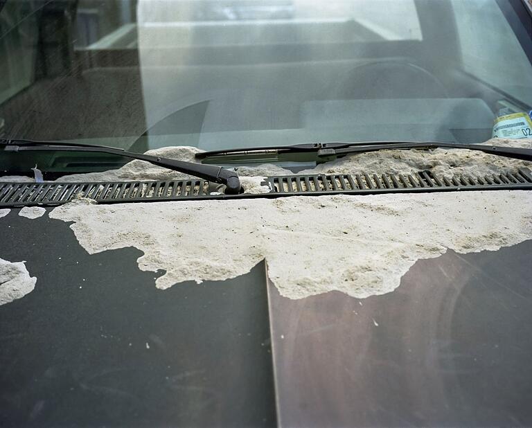 Die Fotografien der Schweinfurter Künstlerin Barbara Sophie Nägle deuten vermeintlich Alltägliches durch den Blick fürs Detail neu aus. Das Bild 'Staubauto' entstand nach den Anschlägen von 9/11 in New York. Die Fotografien der Schweinfurter Künstlerin Barbara Sophie Nägle deuten vermeintlich Alltägliches durch den Blick fürs Detail neu aus. Das Bild 'Staubauto' entstand nach den Anschlägen von 9/11 in New York.