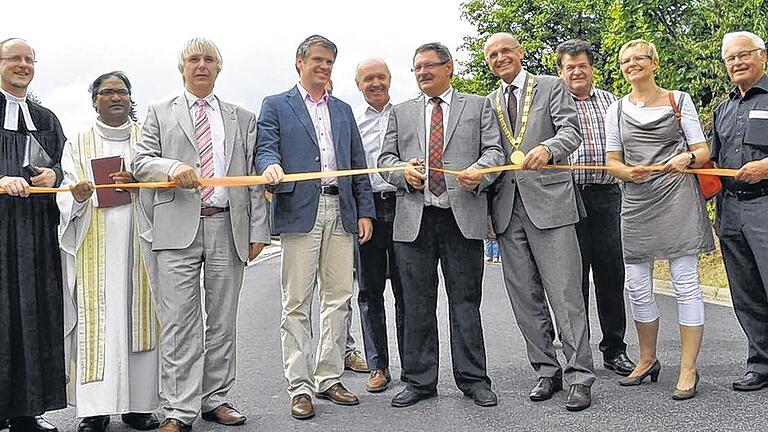 Gruppenbild mit SPD-Dame: Bei der Einweihung der Staatsstraße zwischen Eckartshausen und Wasmuthhausen haben (von links) Pfarrer Stefan Köttig, Pater Lugun, Manfred Rott vom Staatlichen Bauamt Schweinfurt, CSU-Kreisvorsitzender Steffen Vogel, Bezirkstagskandidat Thomas Habermann (CSU), Staatssekretär Gerhard Eck (CSU), Bürgermeister Wilhelm Schneider (CSU), Gemeinderat Eberhard Vogel (CSU), Bundestagskandidatin Sabine Dittmar (SPD) und Landrat Rudolf Handwerker (CSU) Aufstellung genommen.