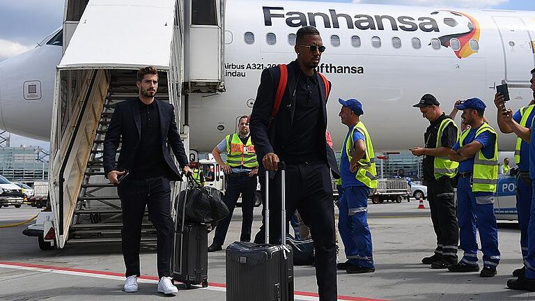 WM 2018 - Ankunft Nationalmannschaft       -  Zurück auf dem Boden der Tatsachen: Ersatztorhüter Kevin Trapp (links) und Verteidiger Jerome Boateng bei der Ankunft der deutschen Fußball-Nationalelf auf dem Flughafen Frankfurt.