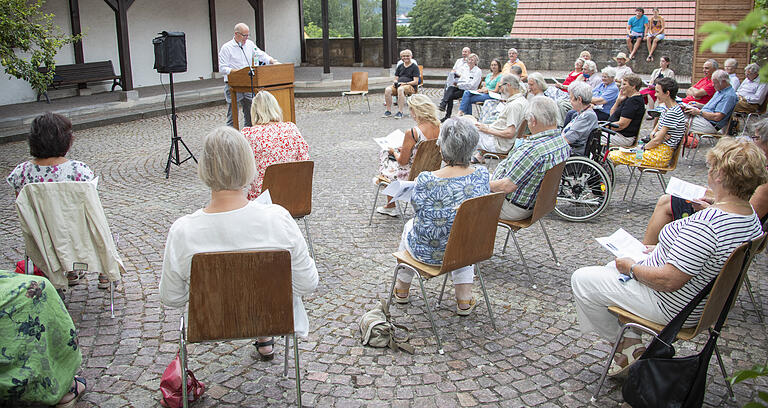 Ein hoch interessiertes Publikum im Hof des alten Rathauses in Ebern.