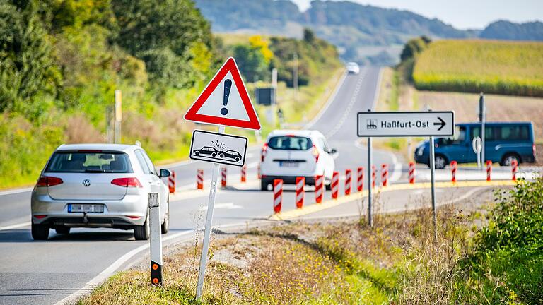 An der Zufahrt zum Haßfurter Gewerbegebiet Godelstatt wurde die Verkehrsführung geändert, um den Unfallschwerpunkt zu entschärfen.