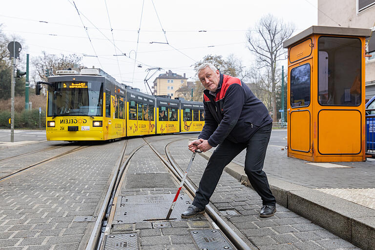 Seit Anfang des Jahres 2022 musste Henry Stürmer an der neu gebauten Straba-Haltestelle am Sanderring die Weiche mit der Hand und dem sogenannten Stelleisen bedienen. Seit Anfang Dezember geht dies wieder automatisch.