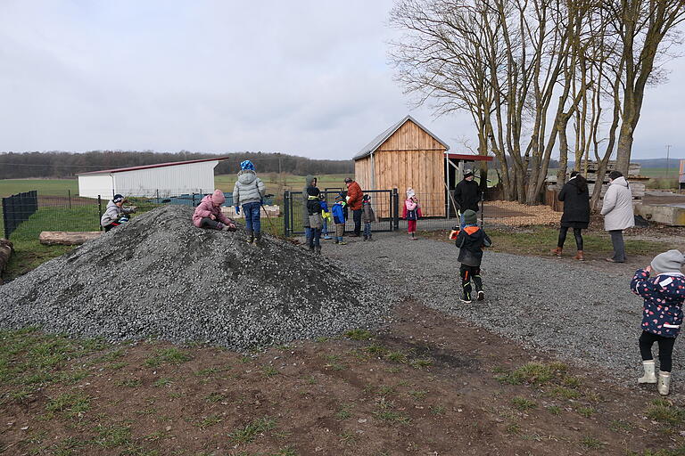 Auf dem Weg zum mit Holz verkleideten Bauwagen, wo die kleine offizielle Eröffnungsfeier für Bauernhofkindergarten stattfand, lockte die Kleinen natürlich auch der Steinhaufen.