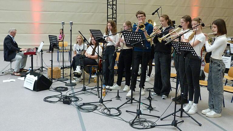 Unterfränkischer Realschulmusiktag 2024:  Schulband, Bläser und Sängerinnen der RS Lohr unter Leitung von Stefan Demling. Foto: Gisela Büdel