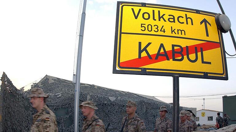 Das deutschen Feldlager 'Camp Warehouse' in Kabul im August 2003: Das Ortsschild zeigt die Distanz von Kabul in Afganistan bis nach Volkach mit 5034 Kilometern an.&nbsp;