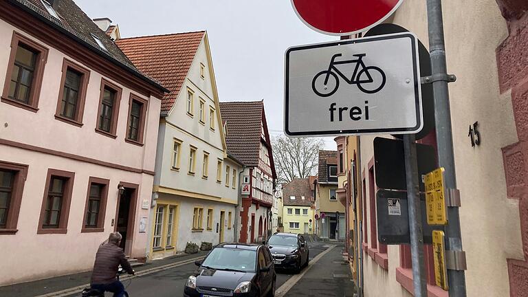 Die Langgasse ist in Gegenrichtung für Radelnde freigegeben. Die Langgasse ist in Gegenrichtung für Radelnde freigegeben.