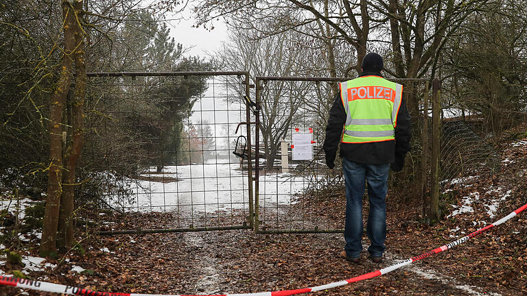Die Arnsteiner suchen Halt - Nach dem Fund von sechs Toten in einer Gartenlaube in Arnstein (Lkr. Main-Spessart) gaben die Hintergründe des schrecklichen Geschehens Rätsel auf. Die Arnsteiner suchen Halt - Nach dem Fund von sechs Toten in einer Gartenlaube in Arnstein (Lkr. Main-Spessart) gaben die Hintergründe des schrecklichen Geschehens Rätsel auf.