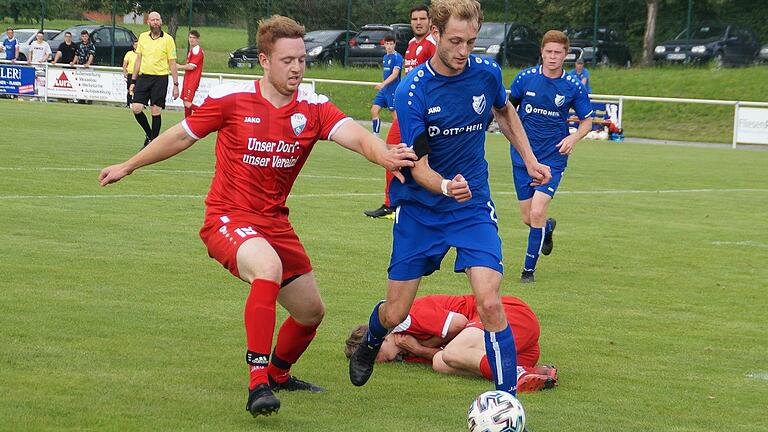 Der Trappstädter Luca Derlet (links) bemüht sich im Duell mit Julian Hüfner (FC 06 Bad Kissingen) um den Ball. Der Trappstädter Luca Derlet (links) bemüht sich im Duell mit Julian Hüfner (FC 06 Bad Kissingen) um den Ball.