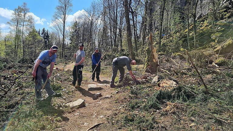 Die Gruppe von Kai-Uwe Rippstein (rechts) hat den Wanderweg entlang der Felswand nach den Baumfällarbeiten freigeräumt. Die Gruppe von Kai-Uwe Rippstein (rechts) hat den Wanderweg entlang der Felswand nach den Baumfällarbeiten freigeräumt.