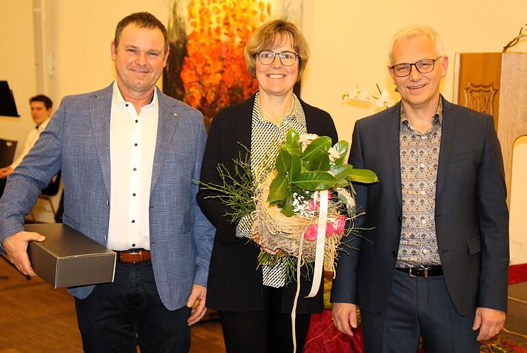 Ehrung für ehrenamtlichen Einsatz in Frankenwinheim: Bürgermeister Herbert Fröhlich (rechts) mit Obmann Richard Sendner (links) und Ortsbäuerin Jutta Barthelme. Ehrung für ehrenamtlichen Einsatz in Frankenwinheim: Bürgermeister Herbert Fröhlich (rechts) mit Obmann Richard Sendner (links) und Ortsbäuerin Jutta Barthelme.