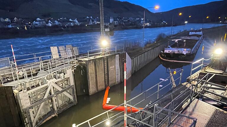 Schiffsunfall       -  Noch gibt es keine Lösung für die Schiffe auf der Mosel, die nicht weiterkommen.