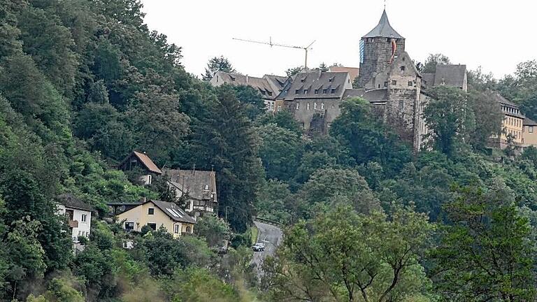 &bdquo;Rothenfelser Sonnenseite&ldquo; heißt der neue Kulturwanderweg, weil das Städtchen Rothenfels früh im Schatten liegt, während Zimmern auf der gegenüberliegenden Mainseite noch die Sonne genießt &ndash; und den Blick auf die Burg.