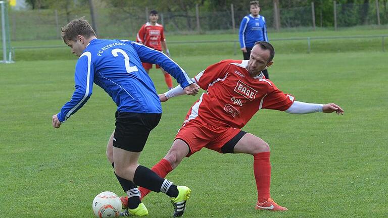 Derbysieg für Türkgücü gegen den FC Altstadt Schweinfurt       -  (si)   Der FV Türkgücü Schweinfurt darf weiter vom Aufstieg in die Kreisklasse träumen. Die Mannschaft setzte sich dank eines Tores von Golagha Farhad Rostami (60.) mit 1:0 beim FC Altstadt durch, sichert damit den Relegationsplatz ab und bleibt Primus FC Fahr auf den Fersen. Das Foto zeigt Türkgücüs Gani Dervisi (rechts) im Zweikampf mit Alex Zerf.