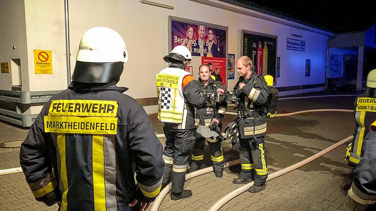 Brutaler Überfall auf Getränkemarkt: Elitesoldat angeklagt       -  Die Feuerwehr Marktheidenfeld musste den Brand löschen, den maskierte Räuber in dem Getränkemarkt gelegt hatten.