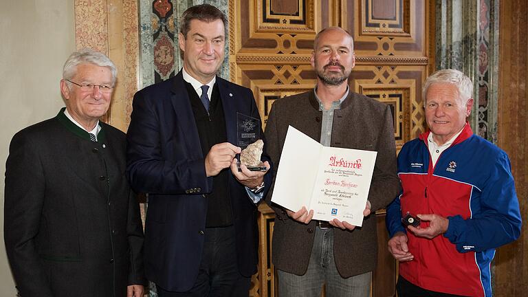 Auszeichnung für besonders Verdienste um die Bergwacht Bayern. Das Bild zeigt (von links): Theo Zellner, Präsident des Bayerischen Roten Kreuzes, Ministerpräsident Markus Söder, Torsten Kirchner und Otto Möslang, den Vorsitzender Bergwacht Bayern.