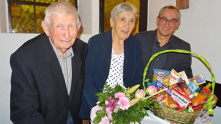 Bürgermeister Horst Reuther (rechts) gratulierte dem Jubelpaar Marianne und Willi Hartmann zur Diamantenen Hochzeit.