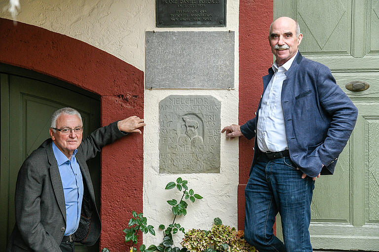 In Erinnerung an den berühmten Sommerhäuser: Heimatforscher Werner Mündlein und Winzer Arthur Steinmann am Geburtshaus von Franz Daniel Pastorius.