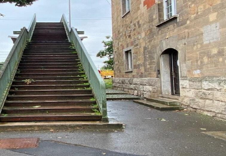 Die Fußgänger-Brücke über die Gleise am Hauptbahnhof in Schweinfurt ist so marode, dass die Stadt sie sperren musste. Ob sie saniert, abgerissen oder neu gebaut wird, ist offen.