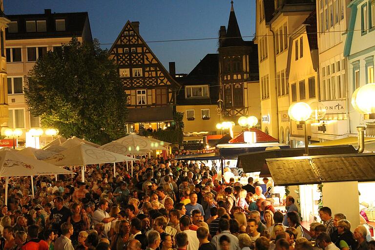 Viele Leute, leckere Weine und gute Unterhaltung sind beim Weinfest in Bad Kissingen garantiert (Archivbild).