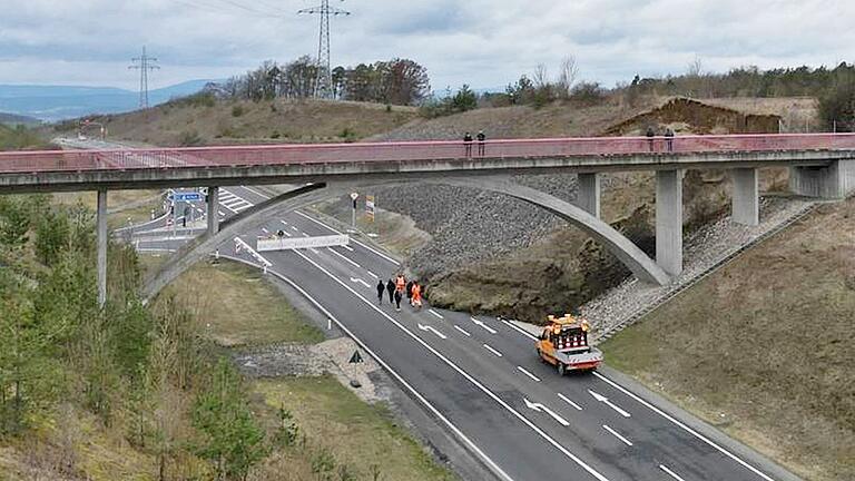 Seit dem Erdrutsch auf der B279 nahe der Auffahrt zur A71 bei Wülfershausen ist eine Fahrspur gesperrt. Nun steht fest, wie es weitergehen soll.