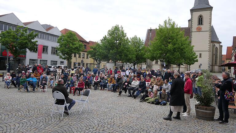 Mit mitgebrachten Sitzgelegenheiten nahmen viele der Anwesenden Platz – für die Demokratie.