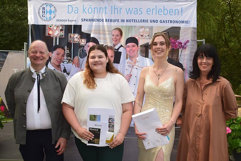 Besondere Ehrung für die Prüfungsbesten: Das Bild zeigt (von links) Thomas Dauenhauer, Hotelfachfrau Anna Christina Baus (Heiligenfeld Kliniken Bad Kissingen), Fachkraft Gastronomie Yasmin Wilkes (Restaurant Kugelmühle Max Matreux Schweinfurt) und die Dehoga-Bezirksvorsitzende Claudia Amberger-Berkmann.