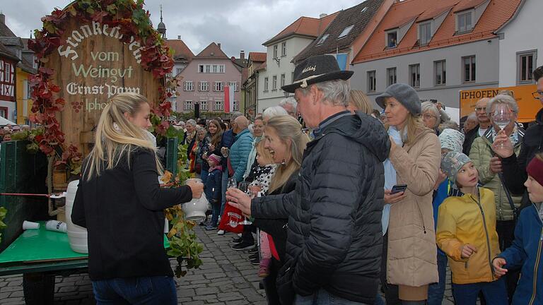 Da strahlten die Schaulustigen beim Wein und Bremser, den die Winzer bei der Letzten Fuhre gratis ausschenkten.