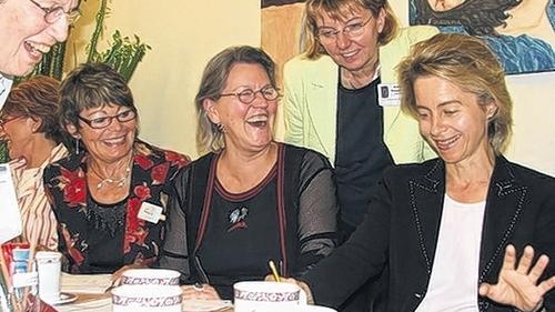 &bdquo;Ich hab's!&ldquo; Viel Spaß hatte die Ministerin mit Block und Bleistift in der Gruppe der Gedächtnistrainerinnen.