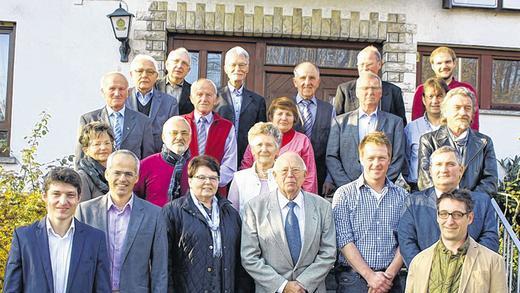 Ehrungen: Diese Mitglieder wurden vom TSV Karlburg für mindestens 30 Jahre Treue zum Verein geehrt. Mit im Bild sind die Vorsitzenden Uwe Binner, Sebastian Kühl und Michael Schrauth sowie Karlstadts Zweiter Bürgermeister Theo Dittmaier.