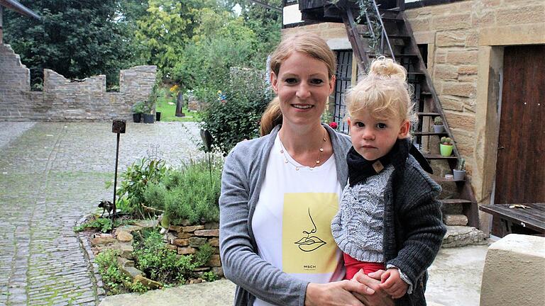 Gespannt sind Gloria Graf und ihre kleine Tochter Helena auf die Aufführungen des Kleinen Stadttheaters, die in ihrem großen Garten stattfinden werden.