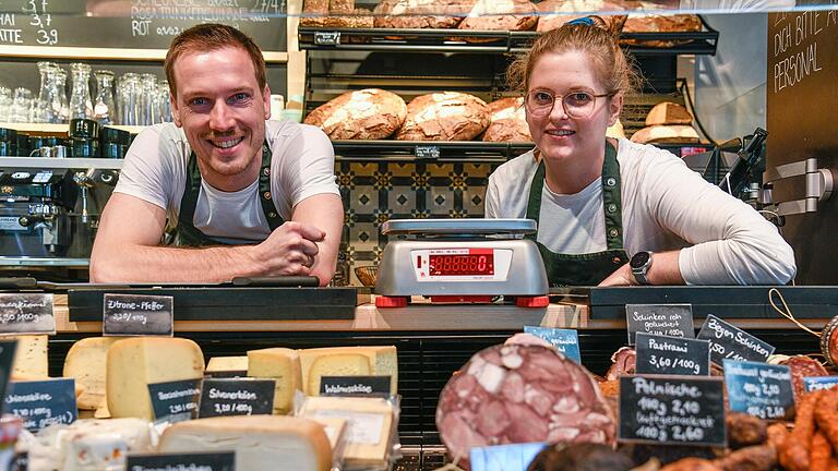 Franziska und Kilian Rhein, Inhaber der Brotzeitbar haben einige der Produkte des nun geschlossenen Feinkosthändlers 'Frank&Frei' in ihr Sortiment übernommen. Franziska und Kilian Rhein, Inhaber der Brotzeitbar haben einige der Produkte des nun geschlossenen Feinkosthändlers 'Frank&Frei' in ihr Sortiment übernommen.