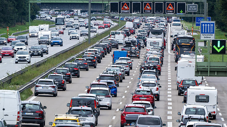 Verkehr.jpeg       -  Die Autobahnen im In- und Ausland sollen teilweise über Ostern stark befahren werden. Besonders einige Autobahnen und Straßen sind vom Stau betroffen.