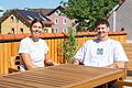 Eva Wechsler und Kevin Forstner auf der großen Terrasse der Ferienwohnung im ersten Stock.