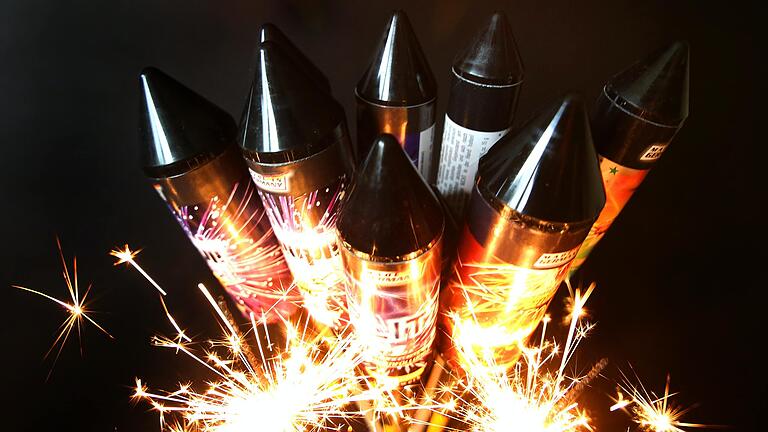 Ab 28. Dezember können wieder Raketen und Böller für das private Silvesterfeuerwerk gekauft werden. Doch nicht überall ist ein Feuerwerk erlaubt. Die Stadt hat ein Feuerwerksverbot rund um den Marktplatz erlassen. Ab 28. Dezember können wieder Raketen und Böller für das private Silvesterfeuerwerk gekauft werden. Doch nicht überall ist ein Feuerwerk erlaubt. Die Stadt hat ein Feuerwerksverbot rund um den Marktplatz erlassen. 