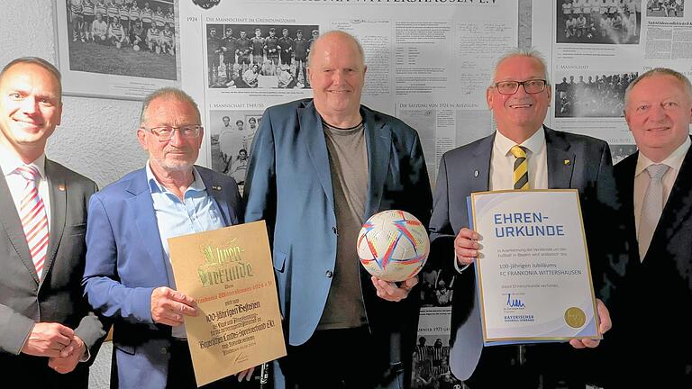 Beim Kommersabend des FC Frankonia Wittershausen würdigten die Marktgemeinde Oberthulba, der Landkreis Bad Kissingen, der Bayerische Fußball-Verband und der BLSV das 100-jährige Jubiläum des Wittershäuser Fußball-Clubs mit Ehrenurkunden und Geldpr...       -  Beim Kommersabend des FC Frankonia Wittershausen würdigten die Marktgemeinde Oberthulba, der Landkreis Bad Kissingen, der Bayerische Fußball-Verband und der BLSV das 100-jährige Jubiläum des Wittershäuser Fußball-Clubs mit Ehrenurkunden und Geldpräsenten für die Jugendarbeit. Das Foto zeigt von links: Bürgermeister und Schirmherr Mario Götz, den stellvertretenden Kreisvorsitzenden des BLSV Edwin Metzler, den Kreisvorsitzenden des Bayerischen Fußball-Verbandes Rainer Lochmüller, Jürgen Weigand, Vorsitzender des FC Frankonia, und Landrat Thomas Bold.